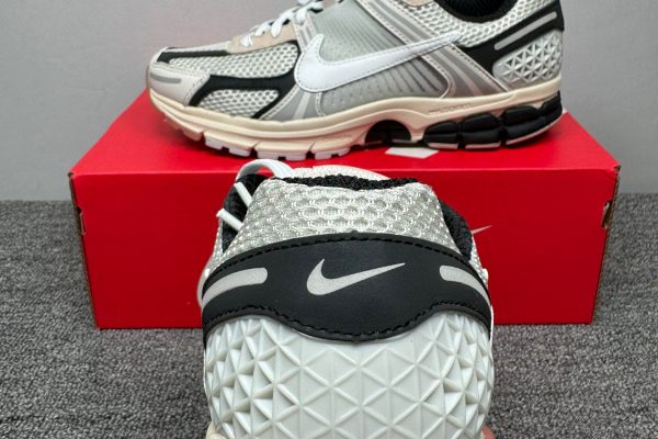 Nike Vomero 5 Supersonic Light Bone Black 1