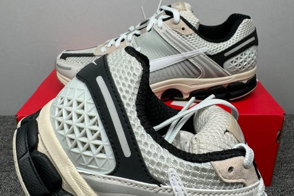 Nike Vomero 5 Supersonic Light Bone Black 4