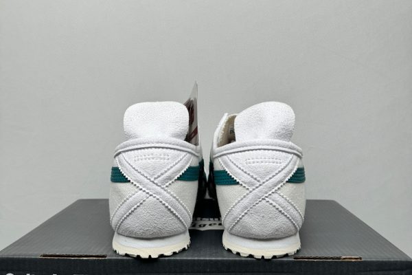 Onitsuka Tiger Slip-on White Velvet Pine - PH Batch 5